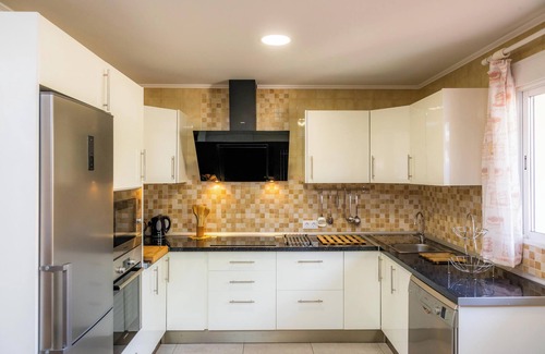 Es Pelats Apartment | "Can Caragol" Holiday Apartment with Private Terrace, A/C & WiFi