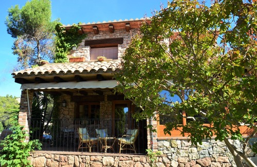 Nulles House | Can de Cuells - lovely holiday home with a large swimming pool and garden