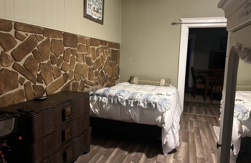 Baldwin House | Can easily sleep a large group of 15 guests 2 minutes to public transportation