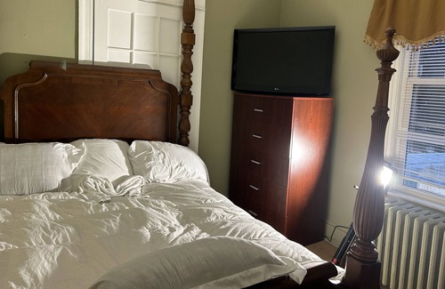Baldwin House | Can easily sleep a large group of 15 guests 2 minutes to public transportation