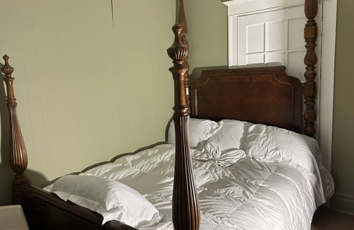 Baldwin House | Can easily sleep a large group of 15 guests 2 minutes to public transportation