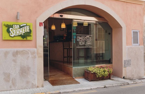 Sineu Hotel | CAN SERRETE - H. DOBLE VISTA MONTAÑA - Nice hotel with shared pool and free Wifi.