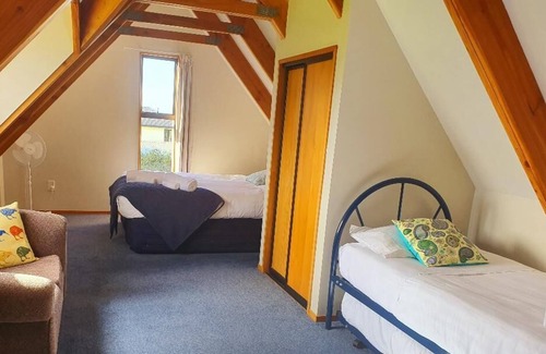 Kaikoura House | Can sleep either up to 6, 13 to 19 people with Stunning Mountain Views & Gardens