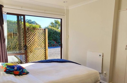 Kaikoura House | Can sleep either up to 6, 13 to 19 people with Stunning Mountain Views & Gardens
