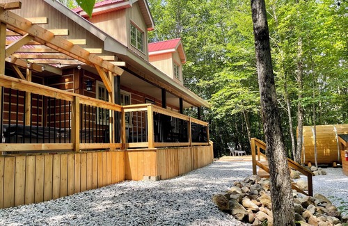 Messines Cottage | Canada House Retreat - Beautiful Lakefront Oasis