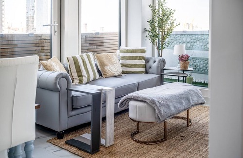 Isle of Dogs Apartment | Canary Wharf Retreat with Free Secure Parking