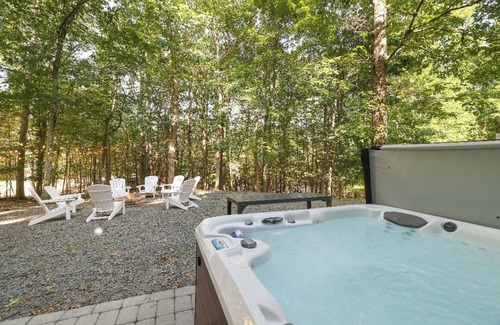 East Stroudsburg Ski Chalet | Candlewood Chalet | Hot Tub Lakes Pool Games