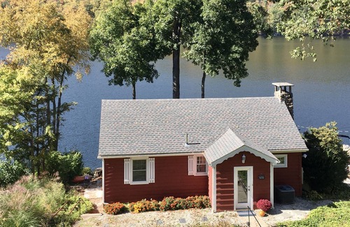 Danbury House | Candlewood lakefront home with private dock & kayaks.