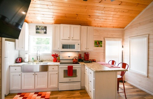 Turtletown Cabin | Caney Creek| Luxury Creekfront | Tiny Cabin|Hot Tub | Wifi | Dog Friendly
