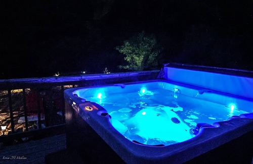 Turtletown Cabin | Caney Creek| Luxury Creekfront | Tiny Cabin|Hot Tub | Wifi | Dog Friendly