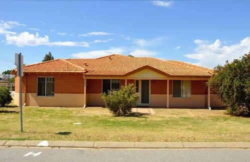 Cannington House | Cannington Home Accommodation House 1 (4 bedrooms & 2 bathrooms)