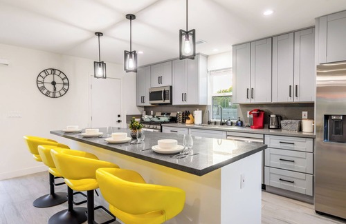 Canoga Park House | Canoga Park Modern 4-BR Home w/Spa, Claw Machine, Arcades, Games, Firepit