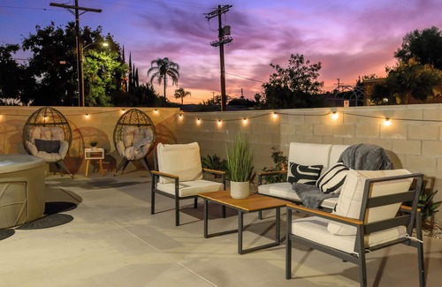 Canoga Park House | Canoga Park Modern 4-BR Home w/Spa, Claw Machine, Arcades, Games, Firepit