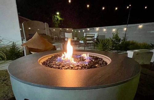 Canoga Park House | Canoga Park Modern 4-BR Home w/Spa, Claw Machine, Arcades, Games, Firepit