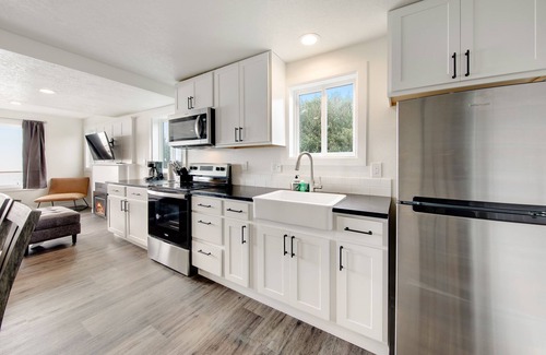 Waldport Cottage | Cape Cod Cottages 4: Oceanfront with hot tub!
