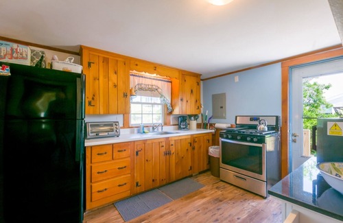 Sagamore Beach Cottage | Cape Escape – Dog Friendly & Steps to the Sea