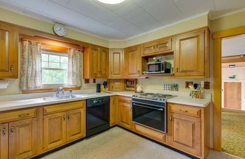 Farmington House | Cape House in Farmington w/Shared Outdoor Pool!