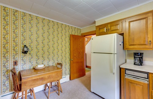 Farmington House | Cape House in Farmington w/Shared Outdoor Pool!