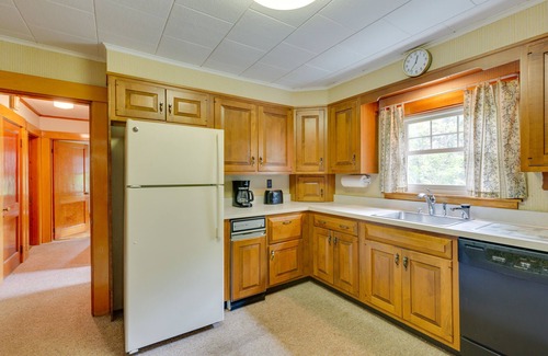 Farmington House | Cape House in Farmington w/Shared Outdoor Pool!