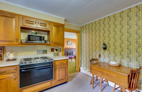 Farmington House | Cape House in Farmington w/Shared Outdoor Pool!