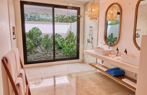 Playa Langosta Hotel | Capitán Suizo Beachfront Boutique Hotel