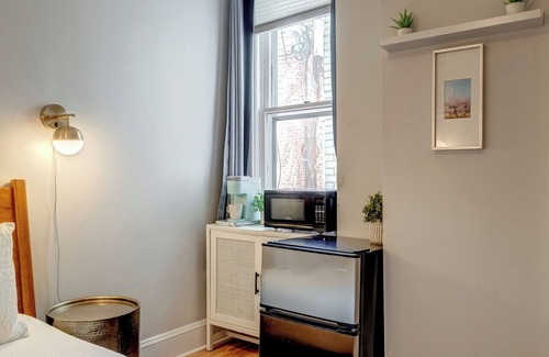 Capitol Hill Apartment | Capitol Hill Studio on Lincoln Park, Free PARKING