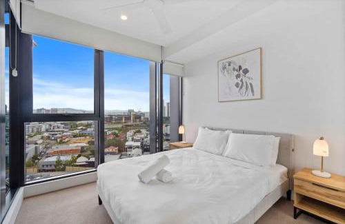 Newstead Apartment | Capri - Executive 1BR in Fortitude Valley plus parking