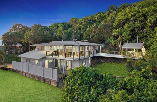 Yeppoon House | 'Capricorn Views Yeppoon' Pet friendly 4 bedroom house in the heart of town