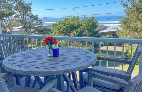 Arch Cape House | Captain's House ~ amazing ocean view, 2 min walk to beach, near Cannon Beach