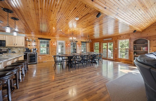 Clarkson Cabin | Captain's Lodge+ Nolin Lake + Mammoth Cave+ Arcade + Hot Tub, Table Tennis + Foosball+ Pizza Oven