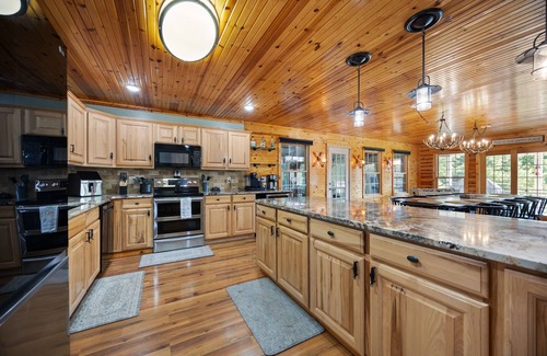 Clarkson Cabin | Captain's Lodge+ Nolin Lake + Mammoth Cave+ Arcade + Hot Tub, Table Tennis + Foosball+ Pizza Oven