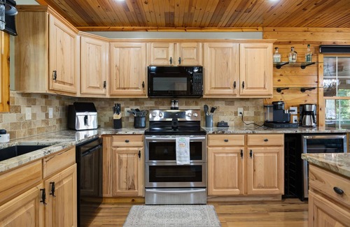 Clarkson Cabin | Captain's Lodge+ Nolin Lake + Mammoth Cave+ Arcade + Hot Tub, Table Tennis + Foosball+ Pizza Oven