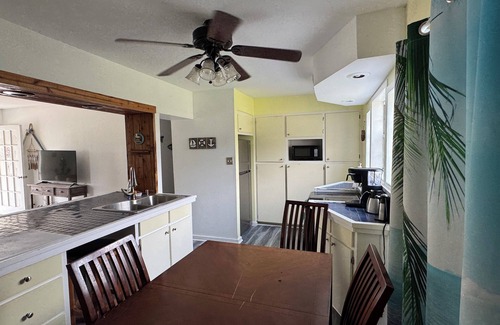 Port O Connor House | Captain's Quarters Charming 3-bedroom house in lovely Port O'Connor TX with AC