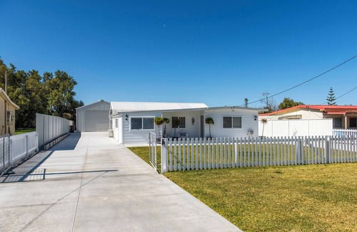 Lancelin House | Captains Retreat - Coastal Vibe