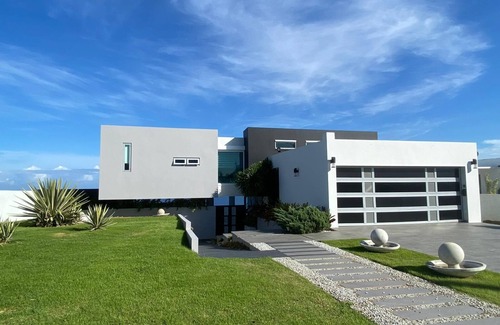 Jobos House | Captivating and enchanting 3-bedroom house on a cliff in beautiful Isabela