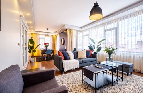 Besiktas Apartment | Captivating Flat with Balcony near Besiktas Pier