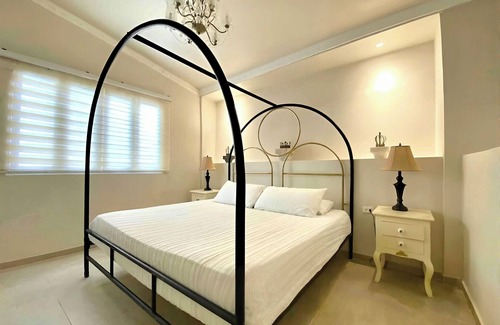 Cartagena Walled City Hotel | CAR 11BR Colonial Kings Mansion + Free Bonus