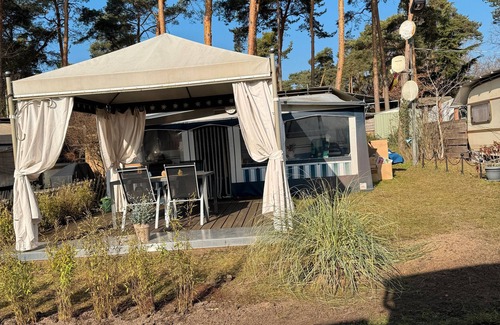 Plaue House | Caravan 'La Pura Vida' with Private Terrace, Shared Garden and Wi-Fi