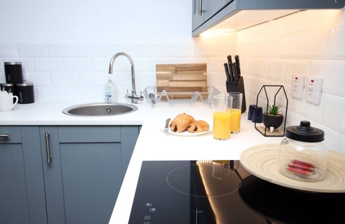 Cathays Apartment | Cardiff city centre apartment (private parking)