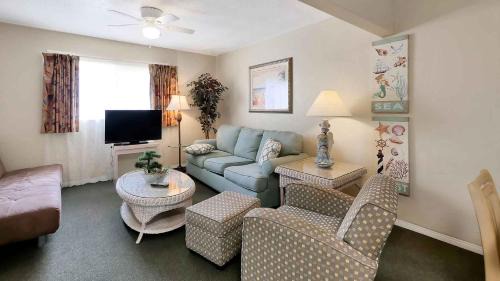 St. Pete Beach Hotel | Carlton House Motel and Suites