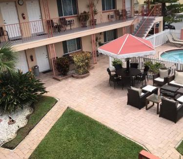 St. Pete Beach Hotel | Carlton House Motel and Suites