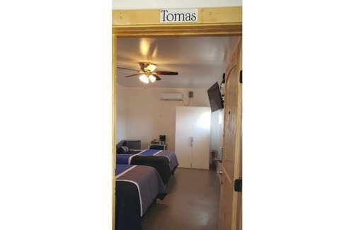 Marfa Hotel | Carmen's Marfa Hotel/Tomas 2 Queen Beds