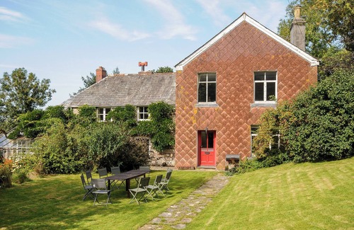Launceston Cottage | CARNEADON FARMHOUSE, pet friendly, with open fire in Launceston