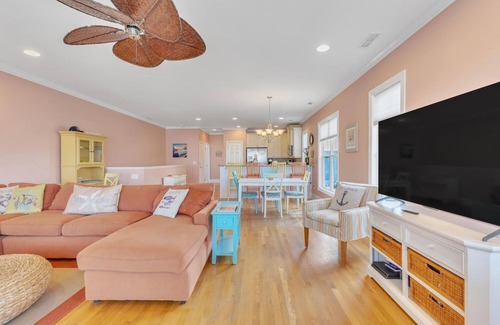 Carolina Beach House | 🌊Carolina Hugs-1 Block from Beach-Spacious Decks-10BR🌊