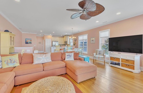 Carolina Beach House | 🌊Carolina Hugs-1 Block from Beach-Spacious Decks-10BR🌊