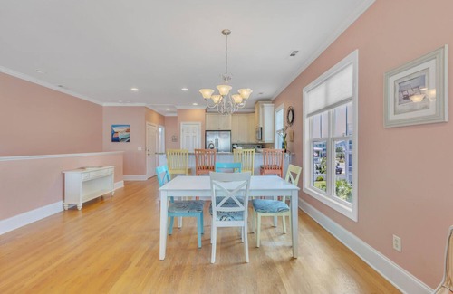 Carolina Beach House | 🌊Carolina Hugs-1 Block from Beach-Spacious Decks-10BR🌊
