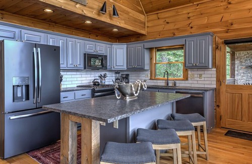 Blue Ridge House | Carpe Diem | Dog Friendly | Long Range Views | Hot Tub | Fire pit | Close to town