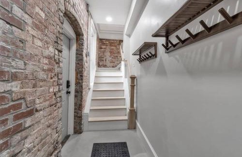 Front Park Apartment | Carriage House Loft - King Bed and Garage Parking