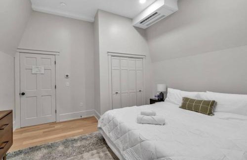 Front Park Apartment | Carriage House Loft - King Bed and Garage Parking