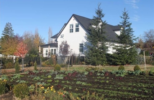 North Auburn Cottage | Carriage Loft - HOT Large Spa, Full Kitchen, Pool, private unit.